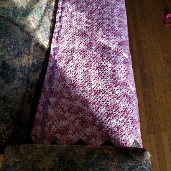 Crochet, lace pattern, scallope edge, pink afghan/throw/wrap/blanket, handmade - Picture 5 of 7